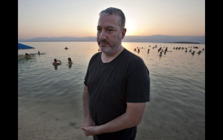 Spencer Tunick (foto) y otros manifestantes reclaman debido a la explotación que poco a poco ha dañado la playa del Mar Muerto. EFE  /