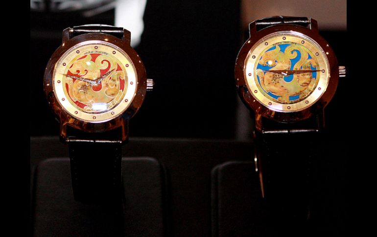 Relojes de lujo son exhibidos en el Sotheby's Beijing Auction. Hasta el momento no se podrán subastar reliquias culturales. XINHUA  /