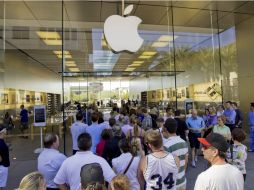 Una fila de clientes espera entrar a una tienda de Apple, para adquirir el nuevo iPhone. AP  /