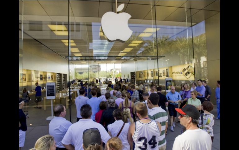 Una fila de clientes espera entrar a una tienda de Apple, para adquirir el nuevo iPhone. AP  /