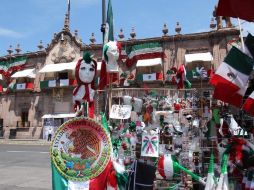 Aspecto del Centro Histórico de Morelia, donde sen venden artículos alusivos a las Fiestas Patrias. EL UNIVERSAL  /