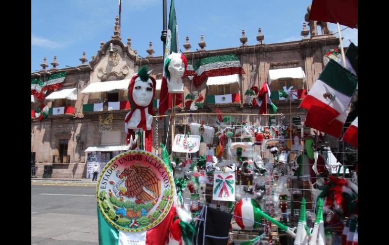 Aspecto del Centro Histórico de Morelia, donde sen venden artículos alusivos a las Fiestas Patrias. EL UNIVERSAL  /