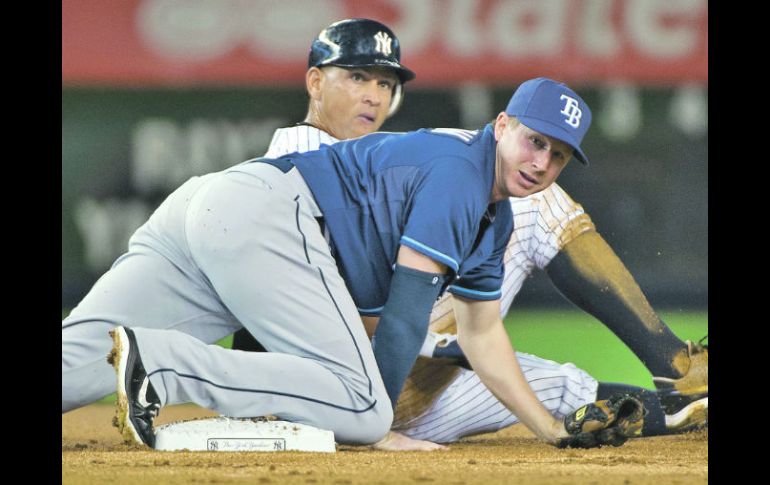 Alex Rodríguez (al fondo) y Elliot Johnson observan la jugada en primera base, donde pusieron fuera a Robinson Canó. REUTERS  /