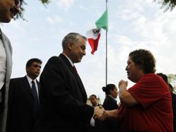 Emilio González saluda a una mujer, que asistió a la ceremonia.  /