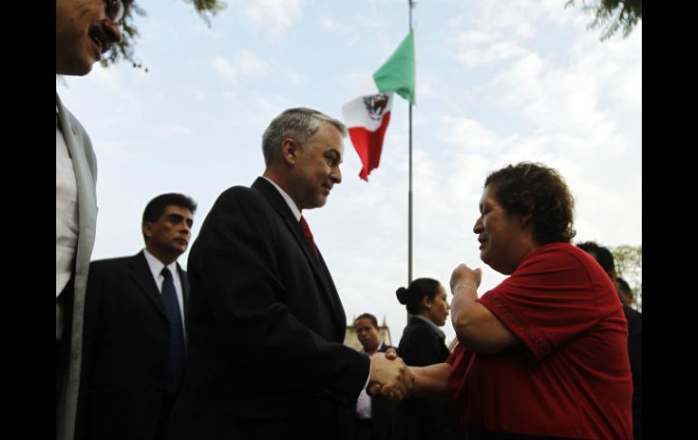 Emilio González saluda a una mujer, que asistió a la ceremonia.  /