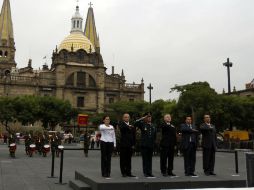 González Márquez (c) rinde honores a la Bandera en Plaza Liberación, con motivo de los festejos patrios.  /