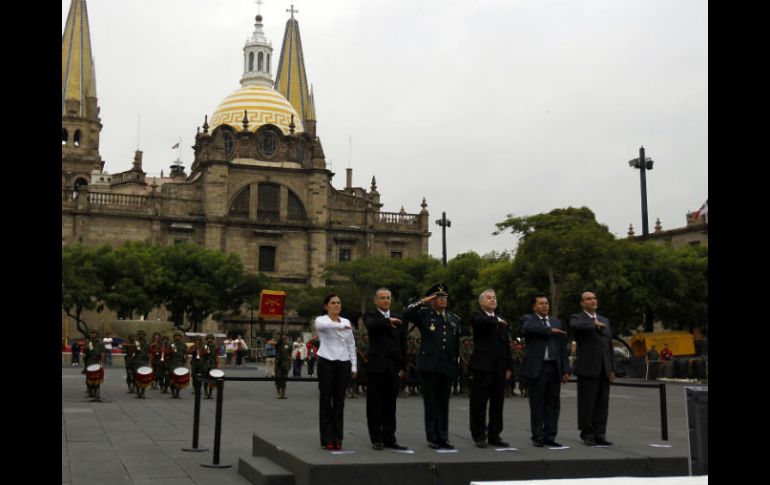 González Márquez (c) rinde honores a la Bandera en Plaza Liberación, con motivo de los festejos patrios.  /