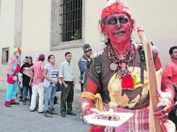 Apache. Guillermo Mejía, de unos 60 años, es tímido y agradecido con las hermanas que de martes a viernes reparten comida.  /