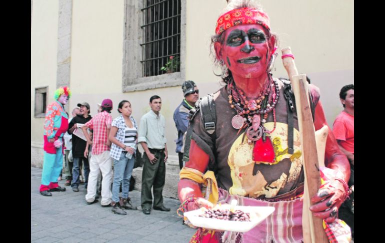 Apache. Guillermo Mejía, de unos 60 años, es tímido y agradecido con las hermanas que de martes a viernes reparten comida.  /