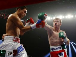 Saúl “Canelo” (der) no tuvo problemas para conservar su liderazgo como campeón. AP  /