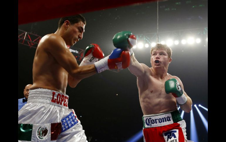 Saúl “Canelo” (der) no tuvo problemas para conservar su liderazgo como campeón. AP  /