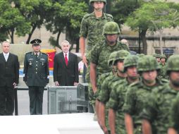 Festejos patrios. El gobernador Emilio González Márquez asistió a la ceremonia de Izamiento de Bandera en la Plaza de la Liberación.  /