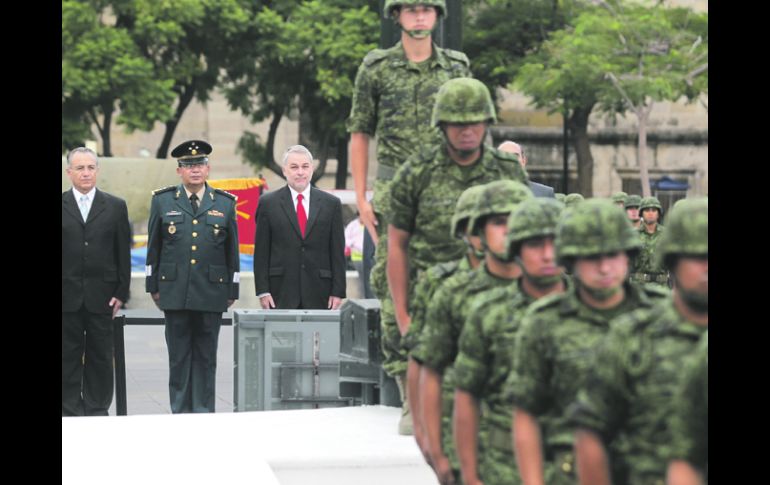 Festejos patrios. El gobernador Emilio González Márquez asistió a la ceremonia de Izamiento de Bandera en la Plaza de la Liberación.  /