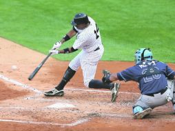 El jardinero de los Yanquis, Curtis Granderson, conecta un cuadrangular productor de dos carreras, en el segundo episodio. AFP  /