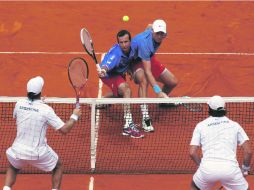 Conquista el punto. El tenista checo Radek Stepanek (izquierda de azul) devuelve la bola antes que su compañero Tomas Berdych. REUTERS  /