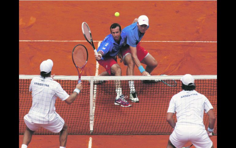 Conquista el punto. El tenista checo Radek Stepanek (izquierda de azul) devuelve la bola antes que su compañero Tomas Berdych. REUTERS  /