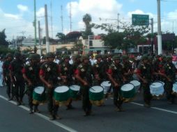 Militares del Ejército fueron los primeros en desfilar y ser recibidos con aplausos por parte de los asistentes.  /