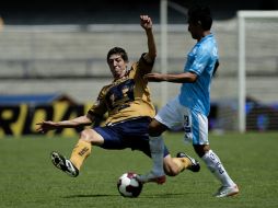 Palacios trata de quitar el balón a Emilio López del San Luis durante el partido. EFE  /