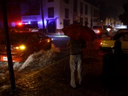 La intensa y prolongada lluvia de anoche dejó varios carros varados y calles inundadas, pero ningún accidente o lesionado.  /