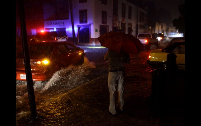 La intensa y prolongada lluvia de anoche dejó varios carros varados y calles inundadas, pero ningún accidente o lesionado.  /