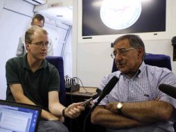 El secretario de defensa de EU, Leon Panetta (D) habla con la prensa a bordo de un avión. REUTERS  /