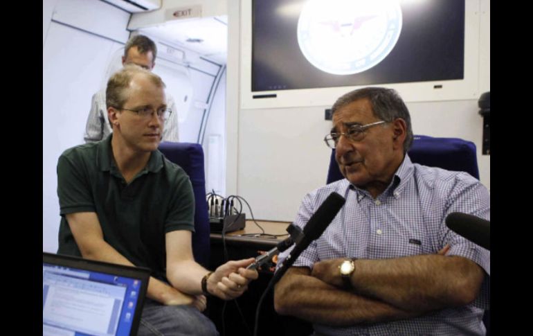 El secretario de defensa de EU, Leon Panetta (D) habla con la prensa a bordo de un avión. REUTERS  /