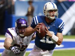 Andrew Luck (der) tuvo una mejor actuación en su primera aparición en casa. REUTERS  /