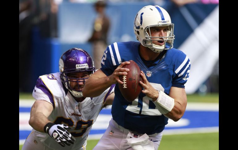 Andrew Luck (der) tuvo una mejor actuación en su primera aparición en casa. REUTERS  /