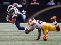 DeAngelo Hall, de los Pieles Rojas, taclea a Danny Amendola, de los Carneros, quien fue el jugador del partido. REUTERS  /