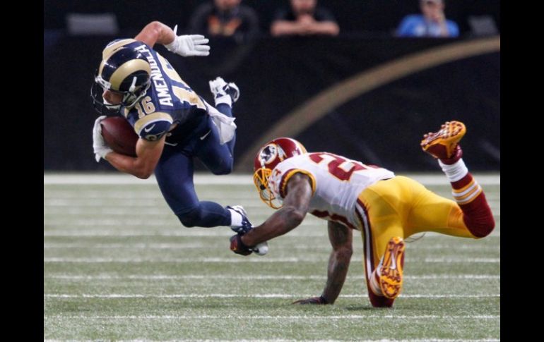 DeAngelo Hall, de los Pieles Rojas, taclea a Danny Amendola, de los Carneros, quien fue el jugador del partido. REUTERS  /