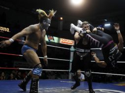 Las llaves y desnucadoras dominaron el ring en esta lucha estelar de la Arena Coliseo.  /