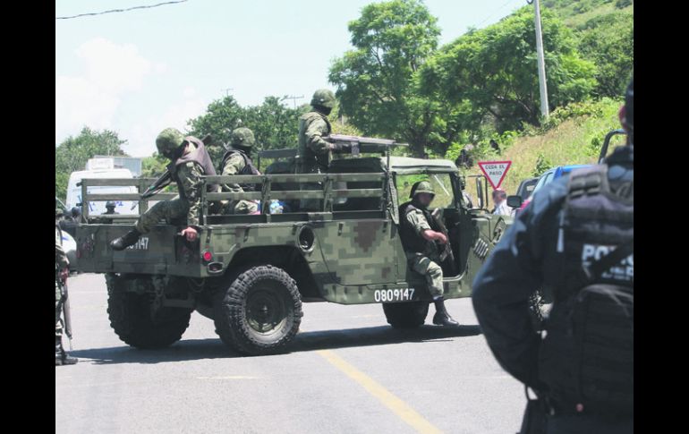 Vigilancia en Tizapán. Militares y policías intensificaron ayer los patrullajes en la zona del hallazgo.  /