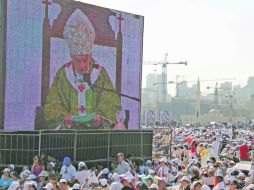 El Papa exhortó a los cristianos que habitan el mundo árabe a que no abandonen la región pese a la violencia. REUTERS  /