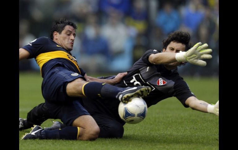 Salva. El arquero del Independiente, Hilario Romero, trata de impedir el disparo de Diego Rivero, de Boca. AP  /