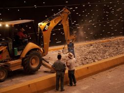 Durante el fin de semana, un colapso del colector pluvial causó daños en los cuatro carriles del paso a desnivel de López Mateos.  /