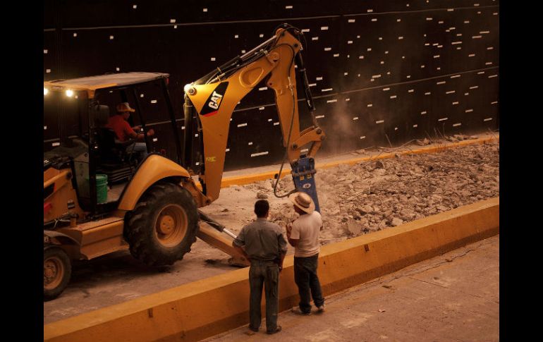 Durante el fin de semana, un colapso del colector pluvial causó daños en los cuatro carriles del paso a desnivel de López Mateos.  /