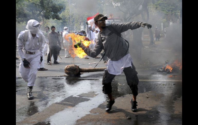 Un manifestante lanza un cóctail molotov durante una manifestación en contra del video. EFE  /