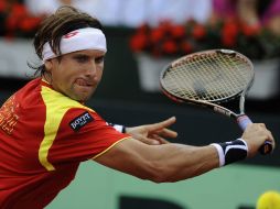 Ferrer responde un pase a John Isner durante la Copa Davis del Mundo. REUTERS  /