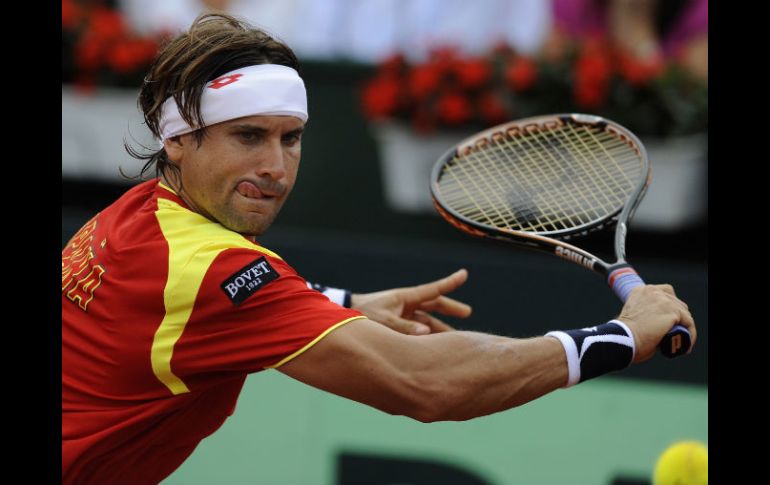 Ferrer responde un pase a John Isner durante la Copa Davis del Mundo. REUTERS  /