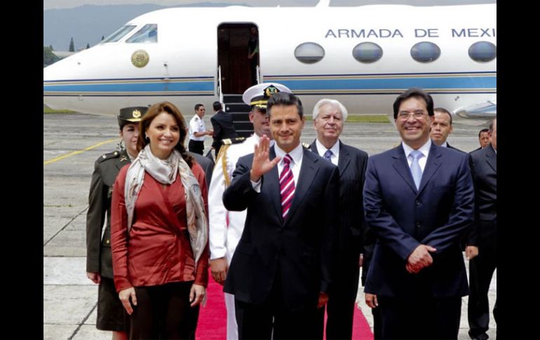 Enrique Peña Nieto acompañado de su esposa, Angélica Rivera, llega a Guatemala. ARCHIVO  /