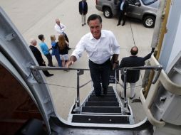 Mitt Romney aborda su avión de campaña presidencial y se dirige a Kansas City, donde continúa con su proselitismo. REUTERS  /