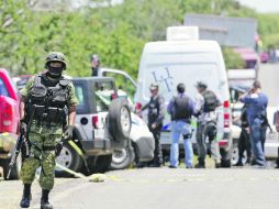 A PIE DE CARRETERA. Peritos forenses y militares custodian el área donde fueron encontrados 17 cuerpos en el Ejido Modelo. EFE  /