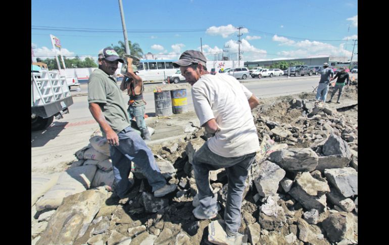 Las obras en marcha. El Gobierno municipal prometió liberar el cruce al tráfico vial a partir de esta mañana.  /