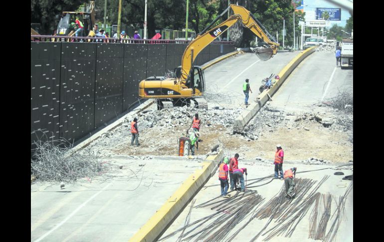 La reparación del colector pluvial que colapsó en la Avenida López Mateos restringirá el tránsito vehicular, por una semana.  /