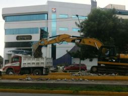 Máquinas recogen el concreto que se tuvo que romper para arreglar el colector de López Mateos.  /