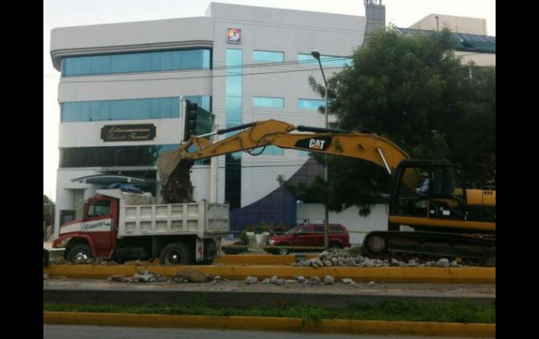 Máquinas recogen el concreto que se tuvo que romper para arreglar el colector de López Mateos.  /