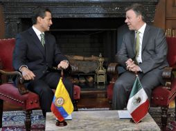 Juan Manuel Santos (d), hablando con el presidente electo de México, Enrique Peña Nieto (i). EFE  /