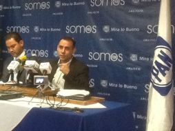 El panista Alberto Esquer durante rueda de prensa, donde llamó magistrados a “enmendarle la plana'' del IEPC.  /