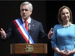 El presidente de Chile, Sebastián Piñera, habla junto a su esposa, Cecilia Morel, durante un brindis en el Palacio de La Moneda. EFE  /