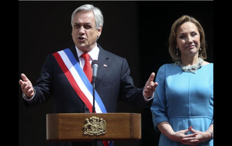 El presidente de Chile, Sebastián Piñera, habla junto a su esposa, Cecilia Morel, durante un brindis en el Palacio de La Moneda. EFE  /